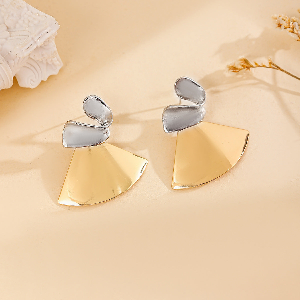 Retro Fan-shaped Textured Earrings Niche